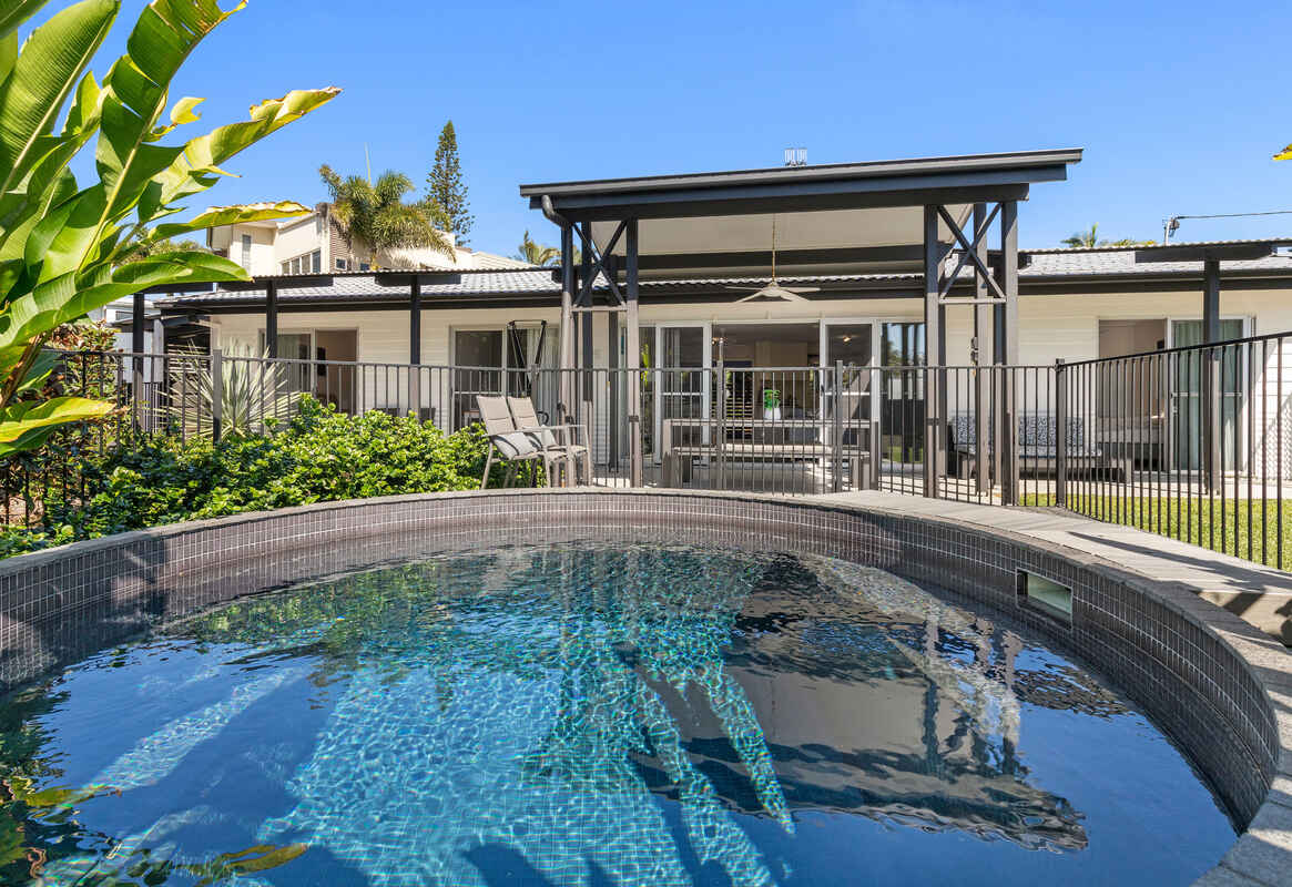 Furnished Beach House with a Pool! 